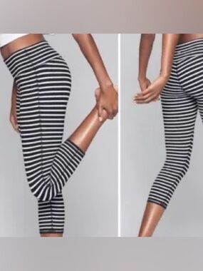 Athleta Chaturanga Capri Black and White Striped Athletic Leggings Size XS